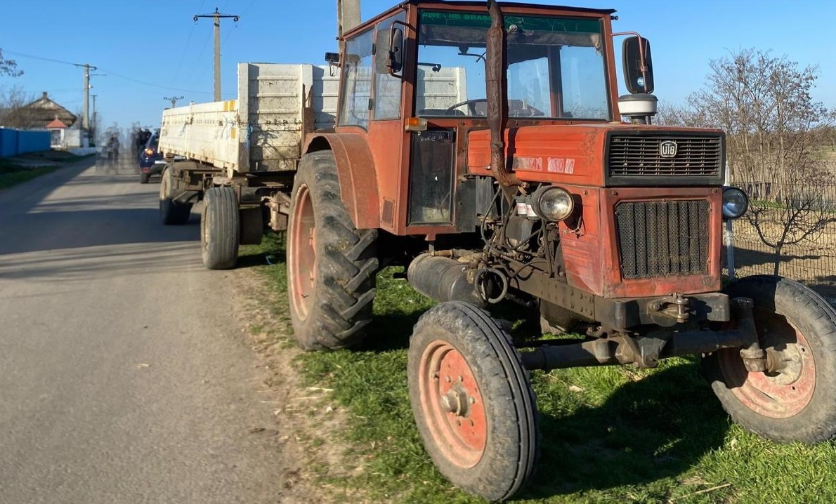 Prins fără permis la volanul unui tractor neîmatriculat