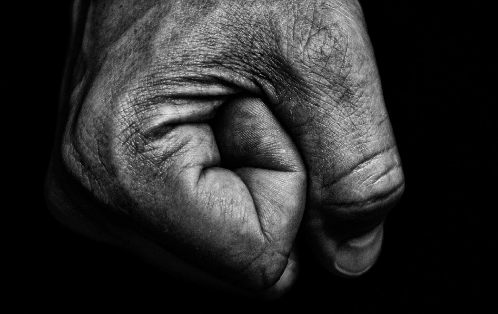 Poetă BĂTUTĂ, în Galaţi, la propria lansare de un alt scriitor