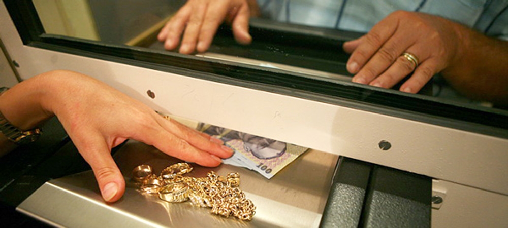 Firmele de amanet pe timp de criză/ Gălăţenii îşi lasă în gaj chiar şi maşinile