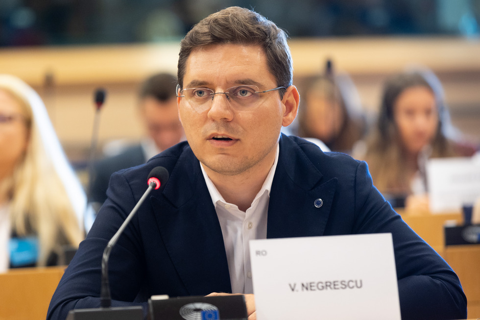 Cum s-au încurcat ițele în modificarea tratatelor europene. Interviu cu europarlamentarul Victor Negrescu