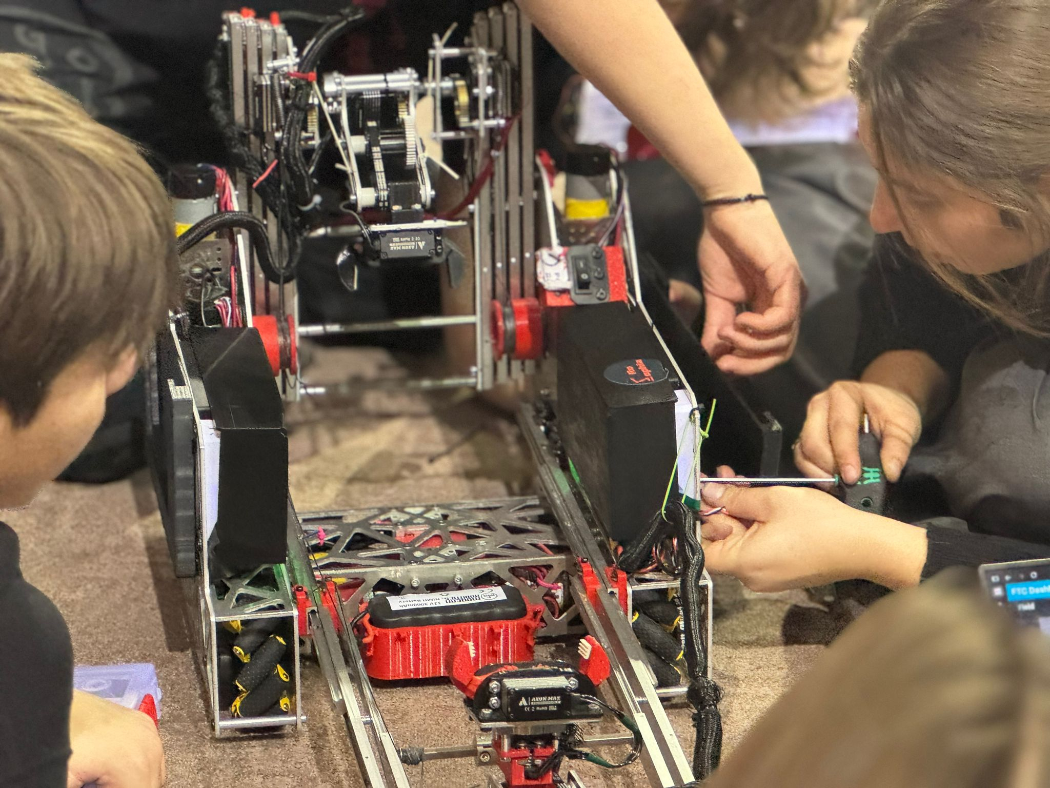 Patru echipe gălăţene, calificate la un concurs național de robotică