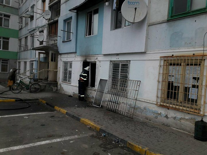 Incendiu violent într-o garsonieră. Proprietarul a fost salvat de un vecin care a fost dus la spital cu elicopterul