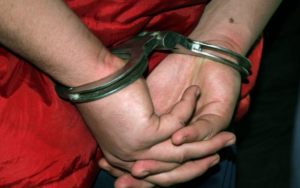 Doi urmăriţi naţional au ajuns după gratii în aceeaşi zi