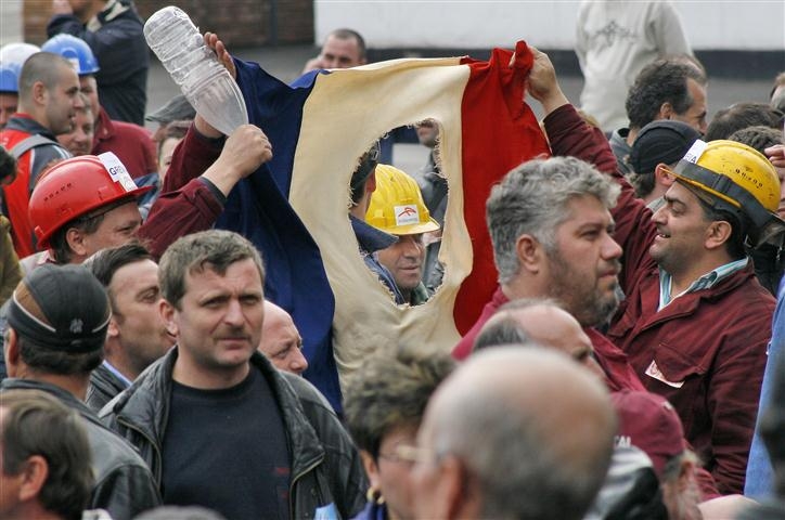 În combinat începe lupta pentru salarii. Azi se dă startul negocierii Contractului Colectiv de Muncă din 2013