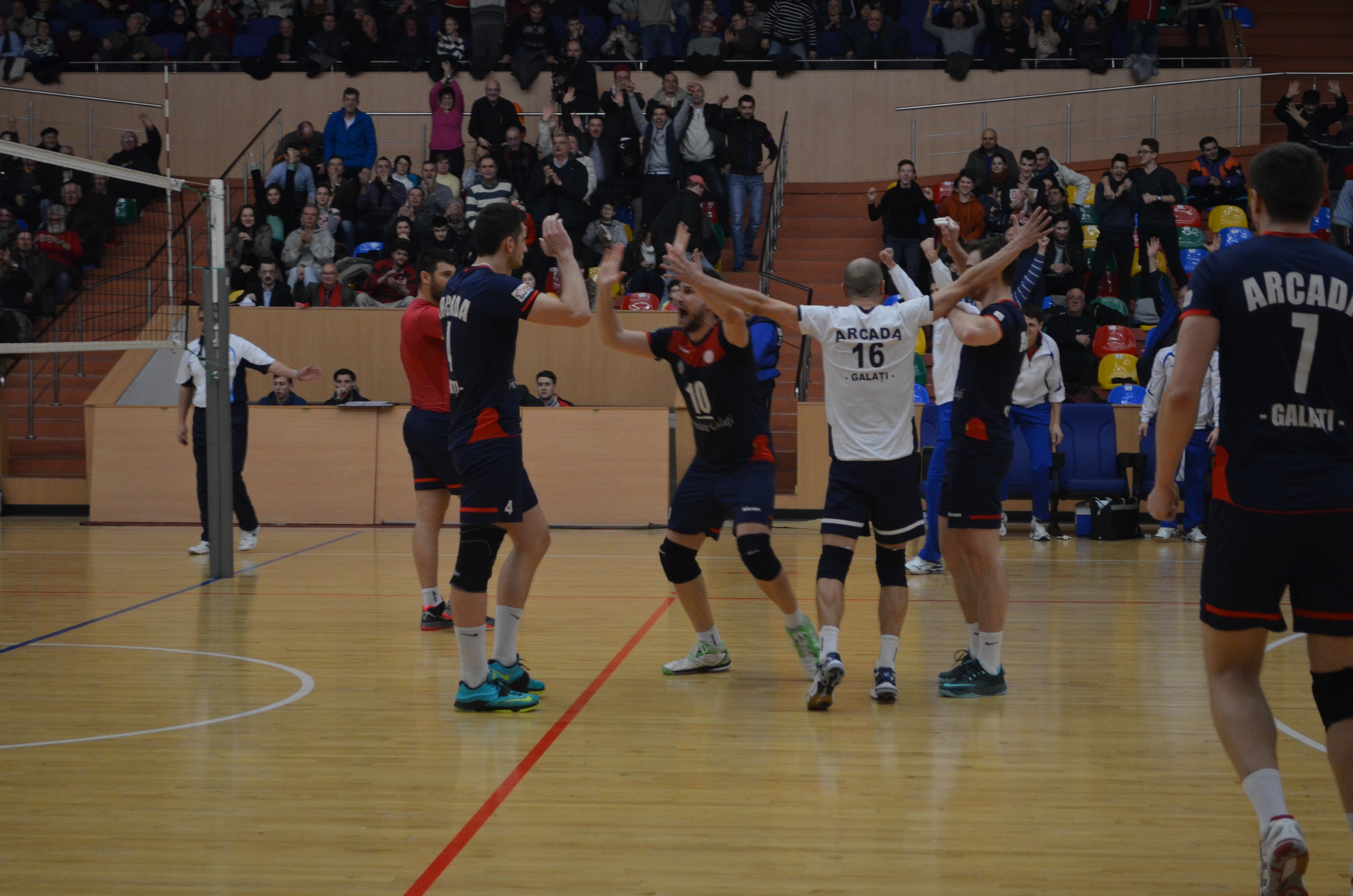 VOLEI/ Arcada a câștigat toate punctele, dar nu fără mari emoţii