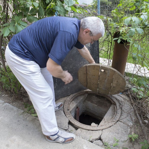 HOŢII AU LOVIT DIN NOU! Un cartier întreg din Galaţi a rămas fără apă (FOTO)