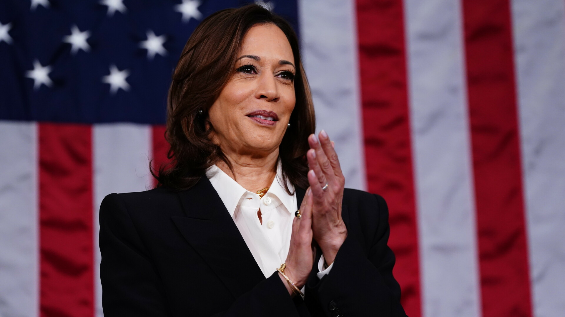 Kamala Harris îl devansează pe Trump în sondaje