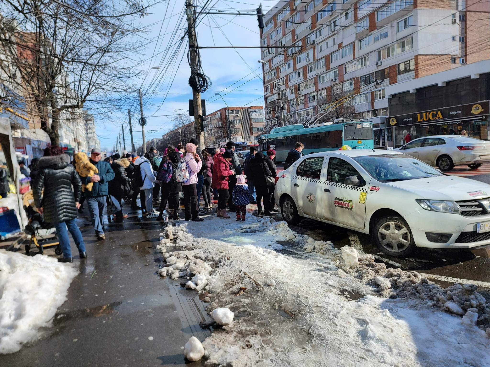 Gălăţenii așteaptă minute în şir la trecerile de pietoni
