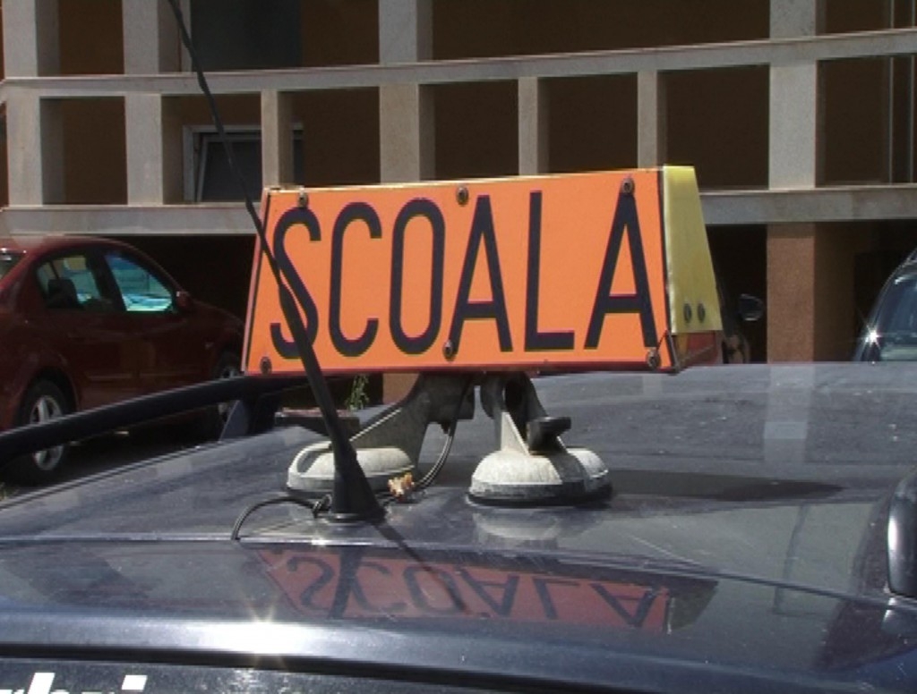 De ce se ia greu permisul de conducere la Galaţi: Şcoală pe maşini defecte şi învăţat după ureche