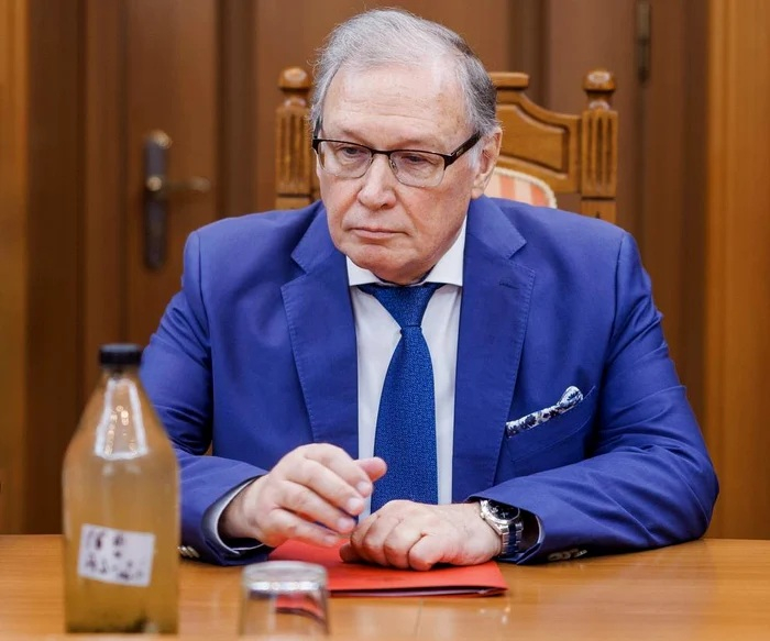 O sticlă cu apă contaminată din Nistru, pentru ambasadorul rus