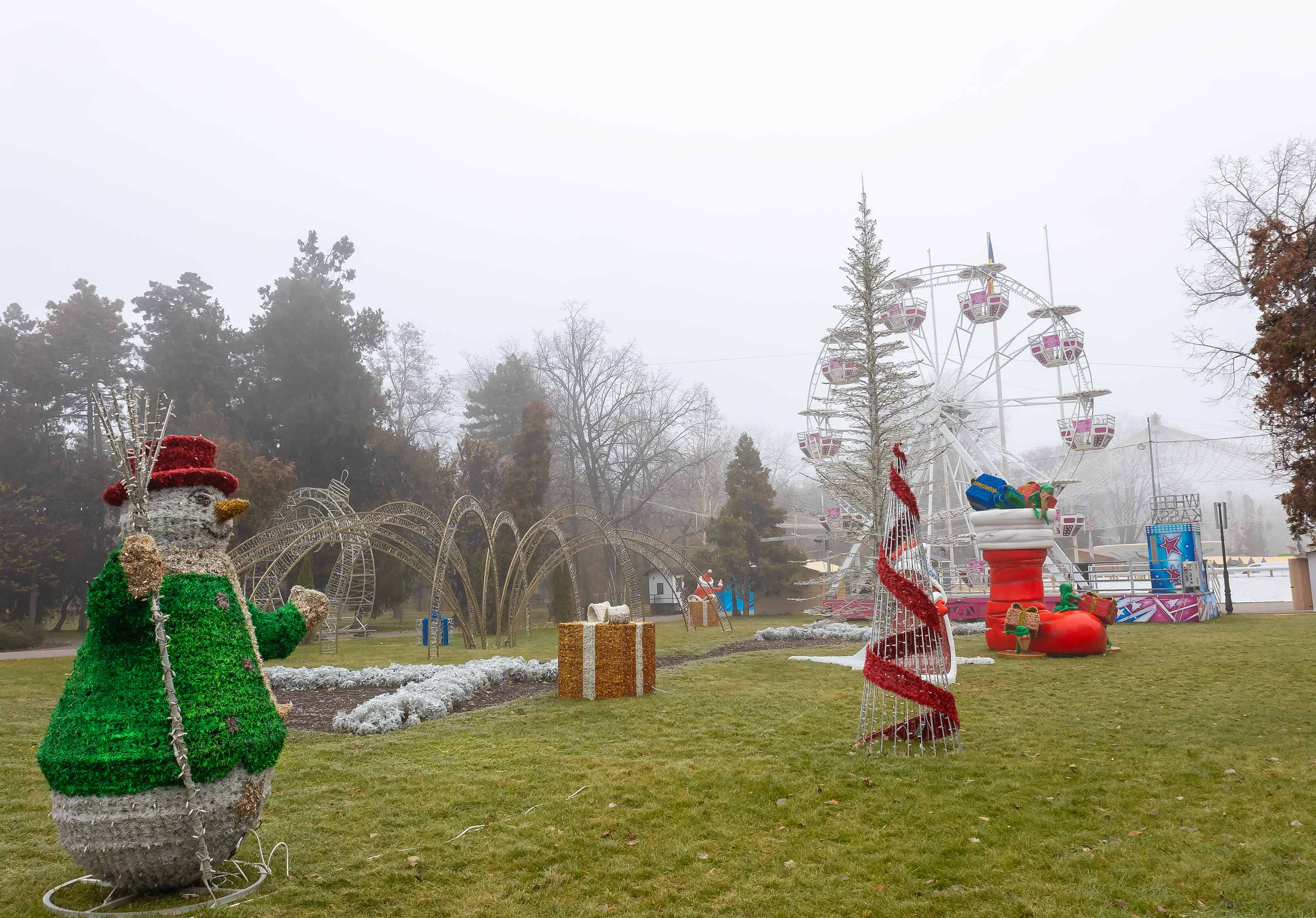 Lumini de sărbători şi spectacole în Orăşelul lui Moş Crăciun