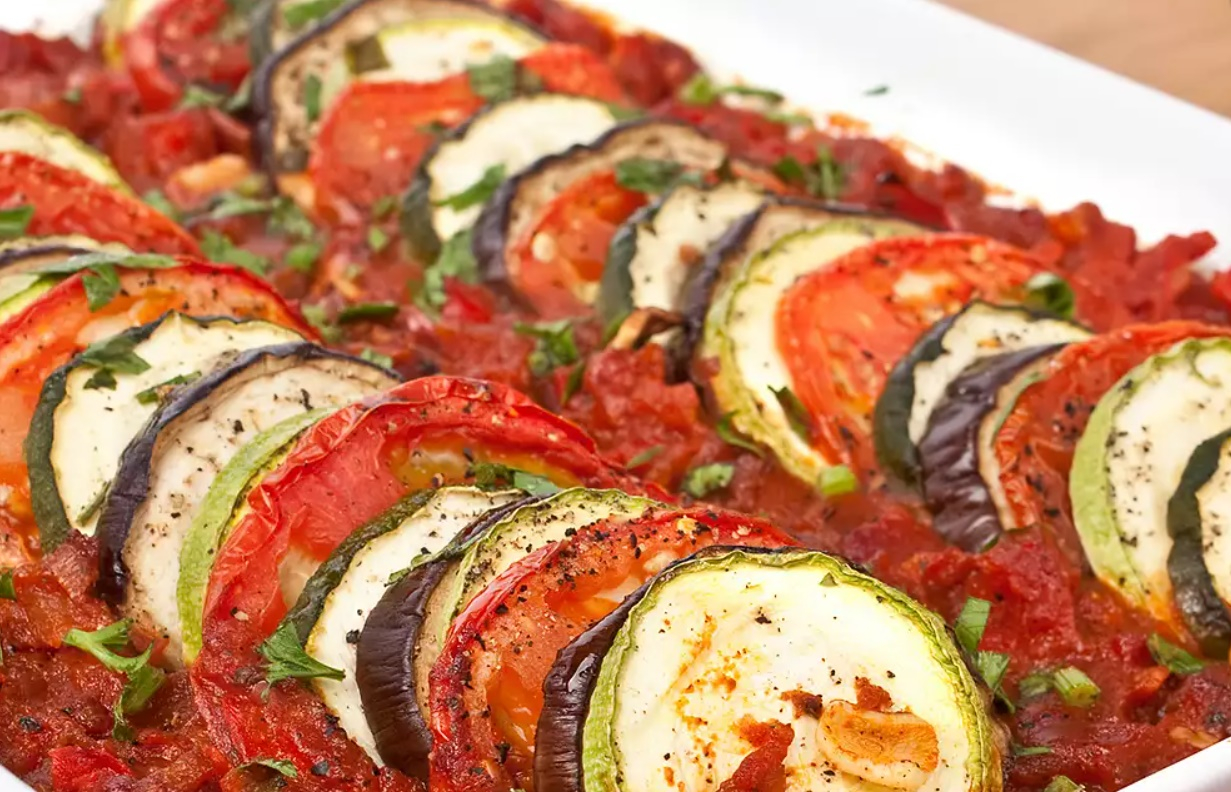 Legume la cuptor în sos tomat, o amintire a copilăriei de altădată