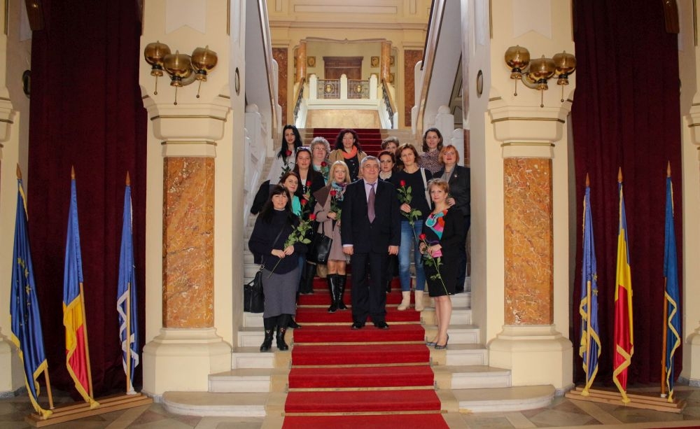 De Ziua Femeii - de la prefect şi primar, pentru jurnaliste, felicitări oficiale în cadru informal