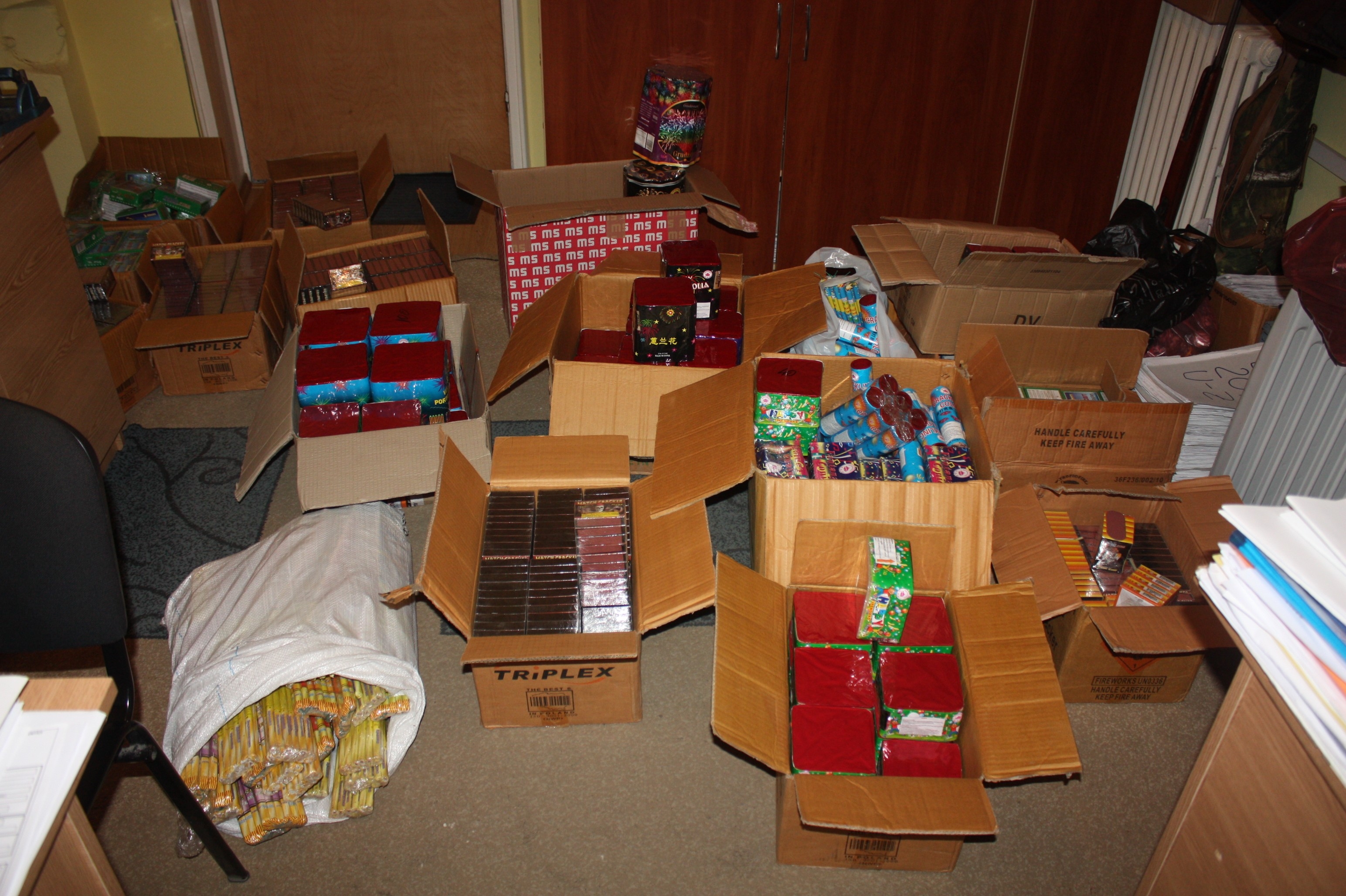 Poliţiştii au confiscat peste 100.000 de pocnitori