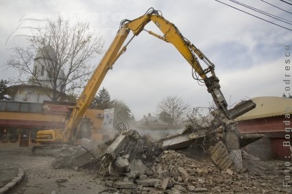 Schelet-orfan pus la pământ de buldozerele Primăriei
