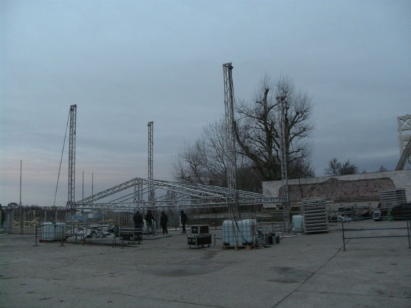 A început numărătoarea inversă | Se montează scena pentru spectacolul în aer liber de REVELION