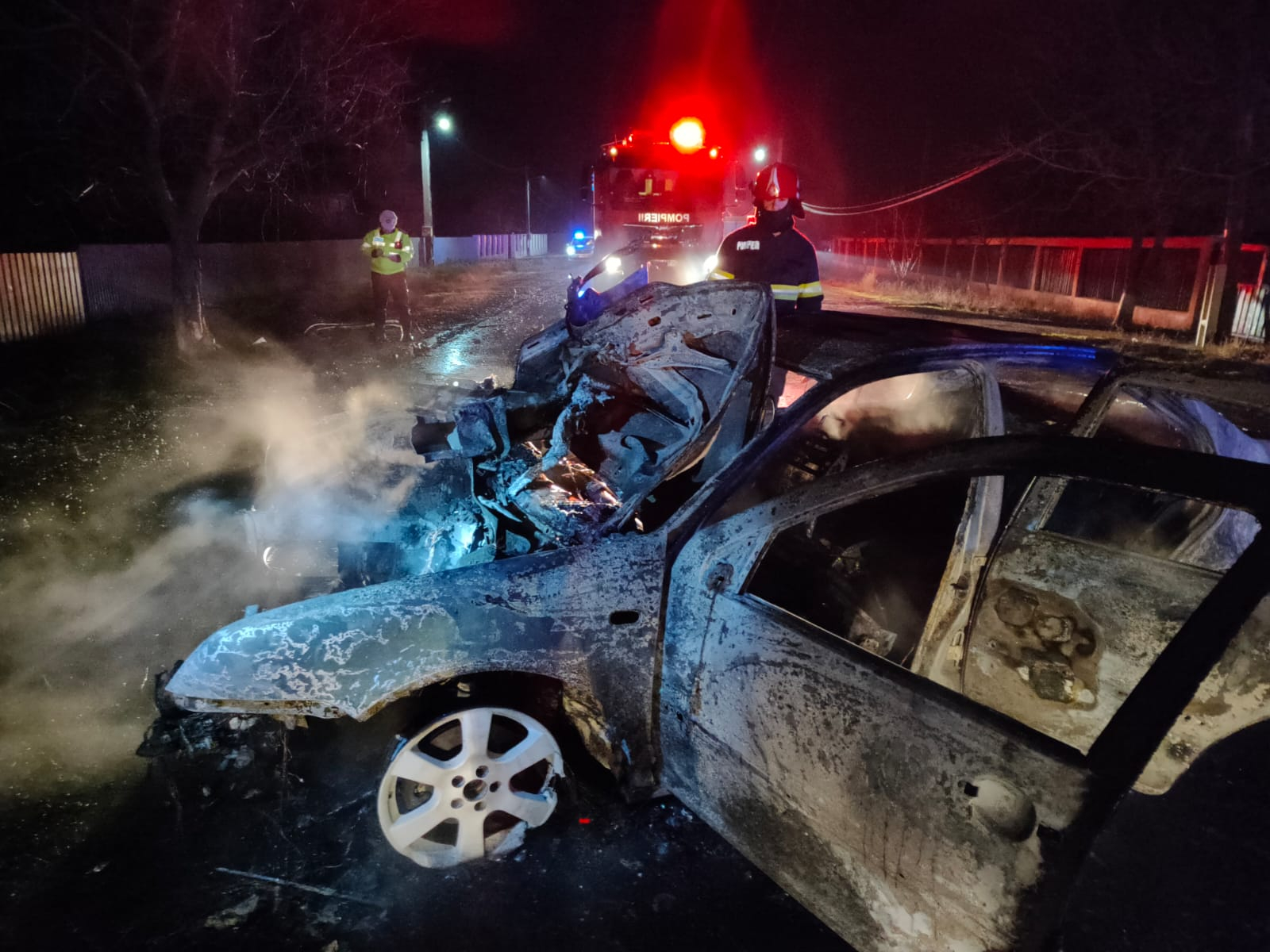 O mașină a luat foc după ce a intrat într-un copac. Șoferița este în stare critică