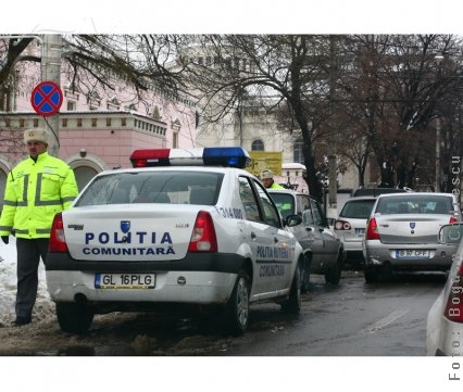 Zăpadă parcată pe banda întâi   