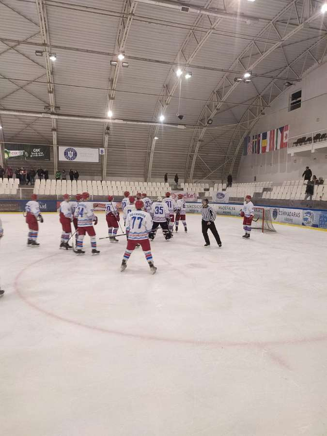 Suită de meciuri, pe gheață