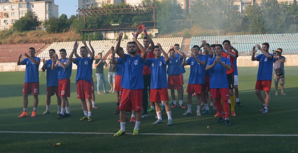 Spectacol cu fumigene, la primul ANTRENAMENT. Fotbaliştii de la SUPORTER CLUB OȚELUL, întâmpinaţi cu aplauze (FOTO și VIDEO)