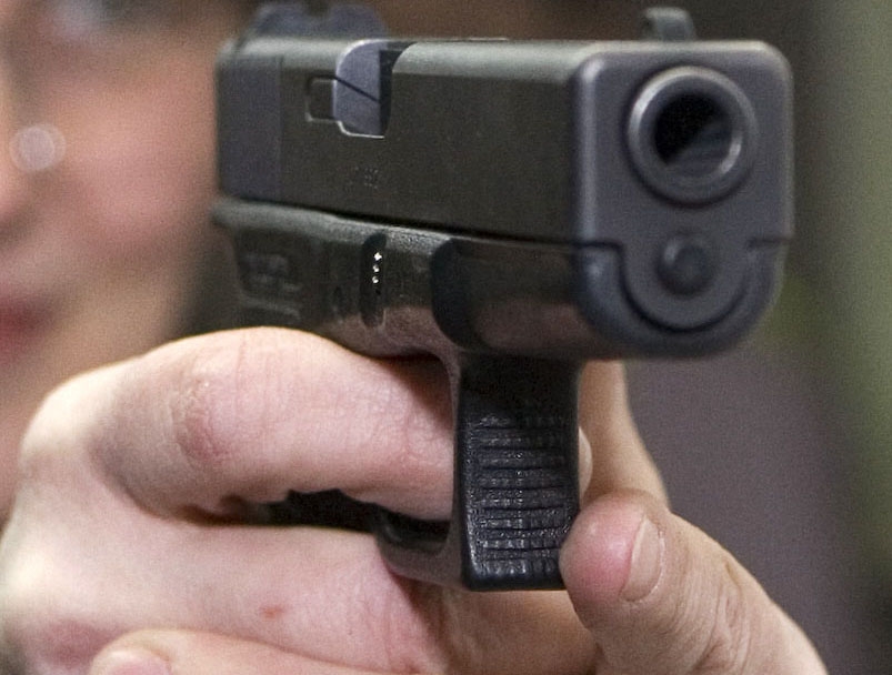 Gălăţenii se plimbă înarmaţi până în dinţi!