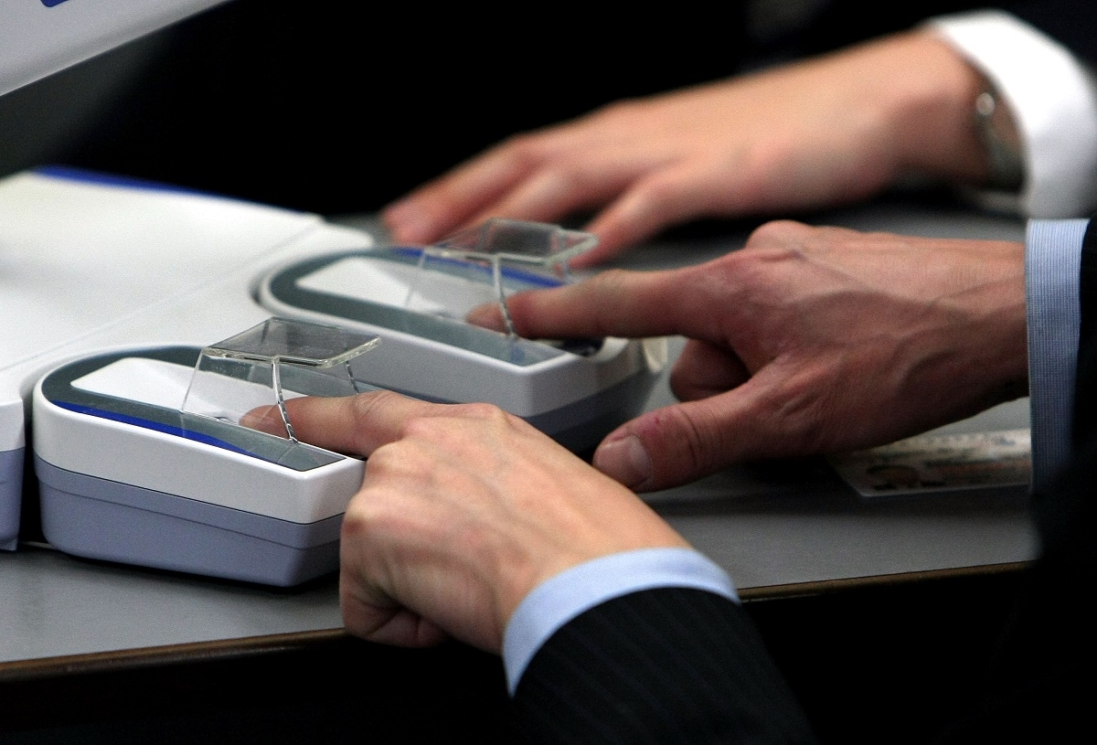 Facilităţi pentru accelerarea procedurii de azil/ Străinii din România vor fi amprentaţi mai rapid