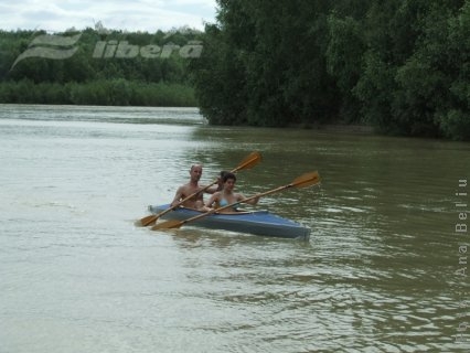 Spectacol cu caiace pe Dunăre
