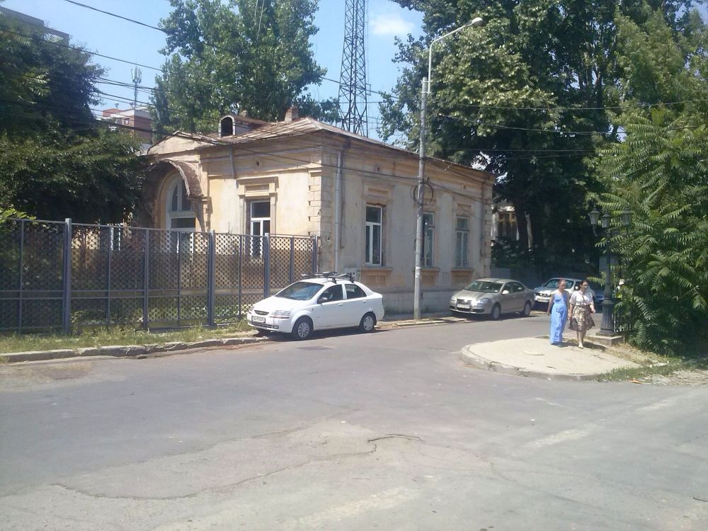 COMORI DE PATRIMONIU/ Căsuţa uitată din Galaţi unde s-a născut expresia VACS ALBINA