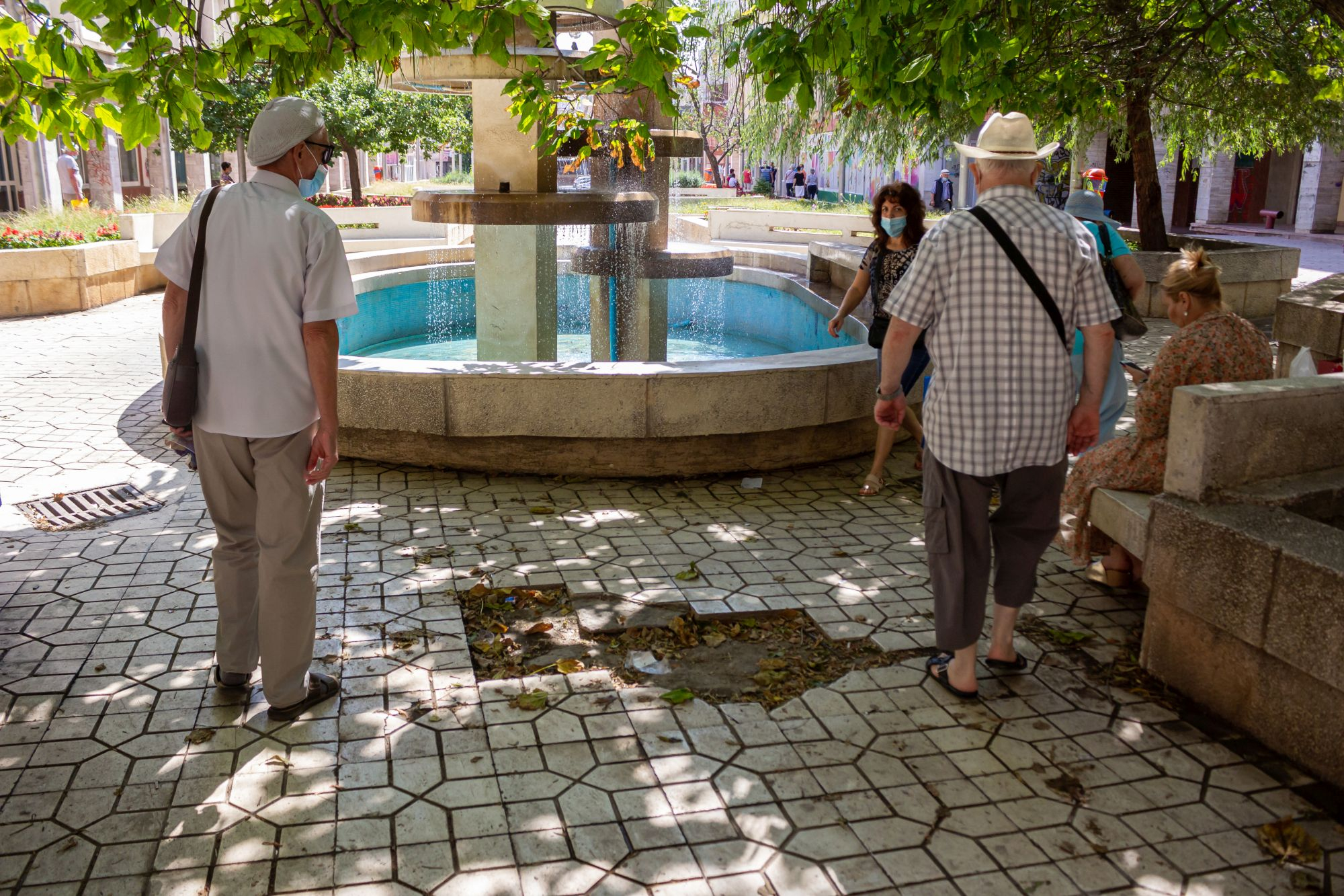 Atentate la picioarele gălăţenilor, într-o zonă pietonală intens frecventată (FOTO)