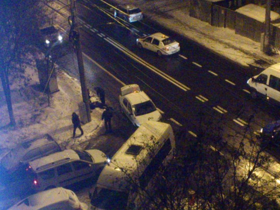 Un gălăţean a fost RĂNIT după ce un microbuz a intrat într-un taxi