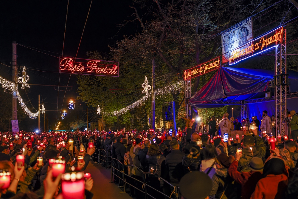 Lumina Sfântă a ajuns în casele gălățenilor. HRISTOS A ÎNVIAT! (FOTO)