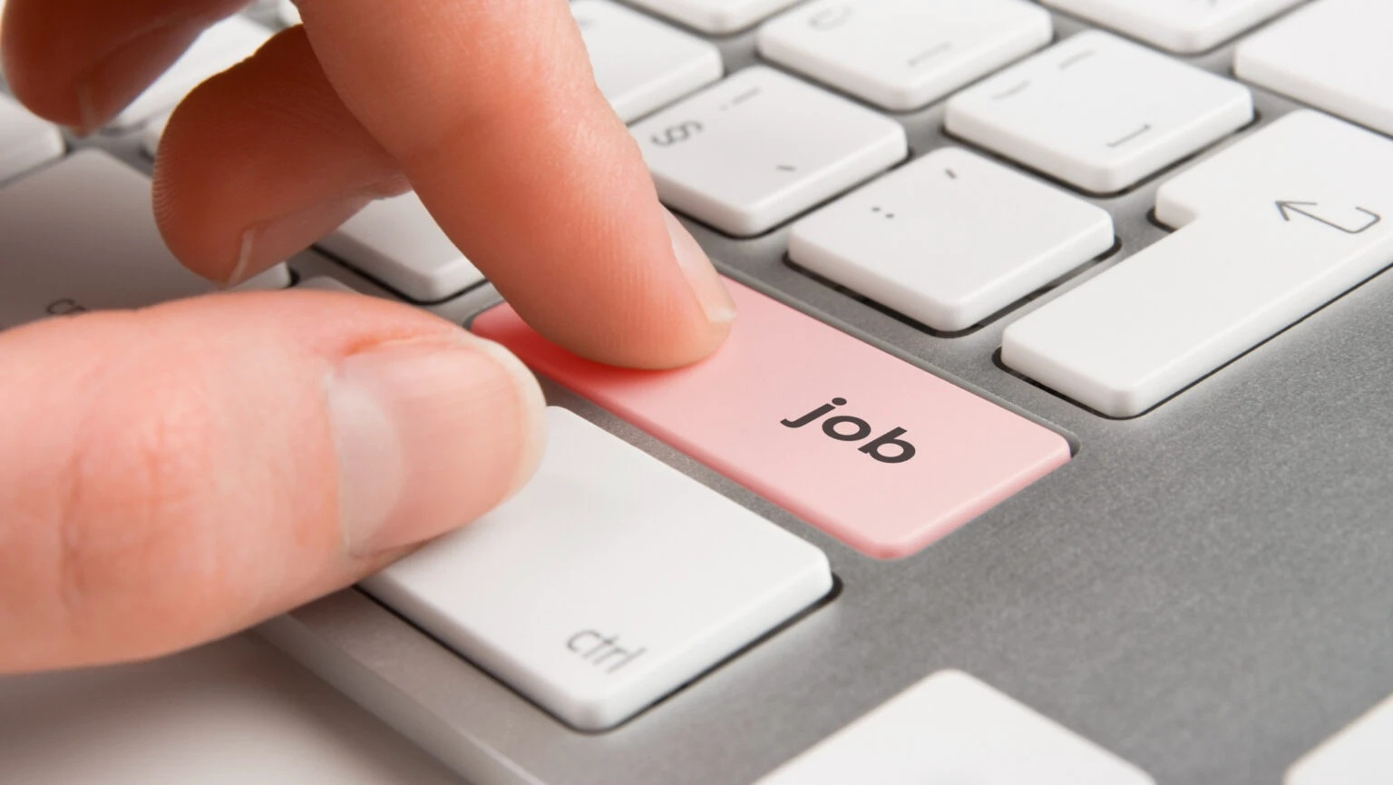 Peste 7.600 de tineri și-au căutat un job de la începutul lunii