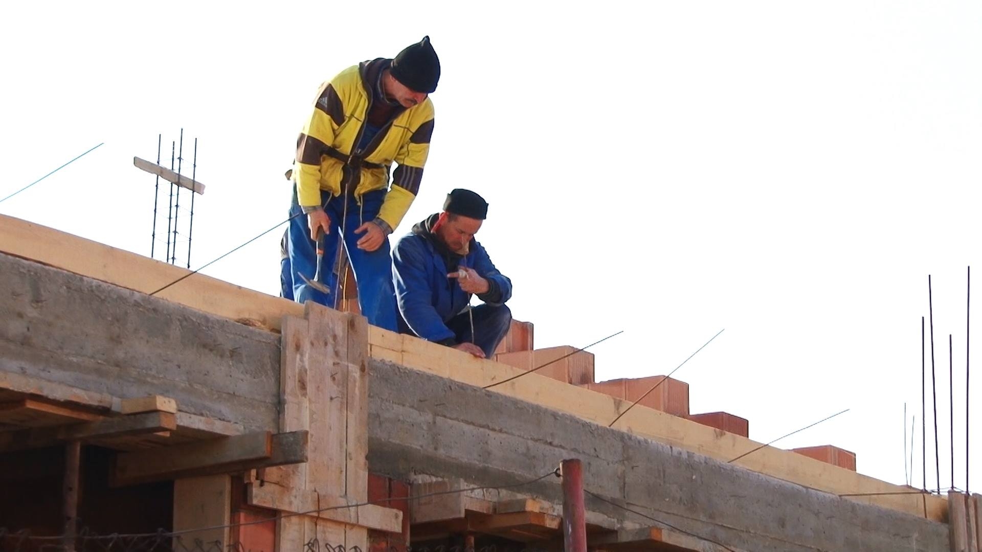 Cine vrea STRĂINI, să plătească! SALARII MAI MARI pentru cetăţenii altor state care lucrează în Galaţi