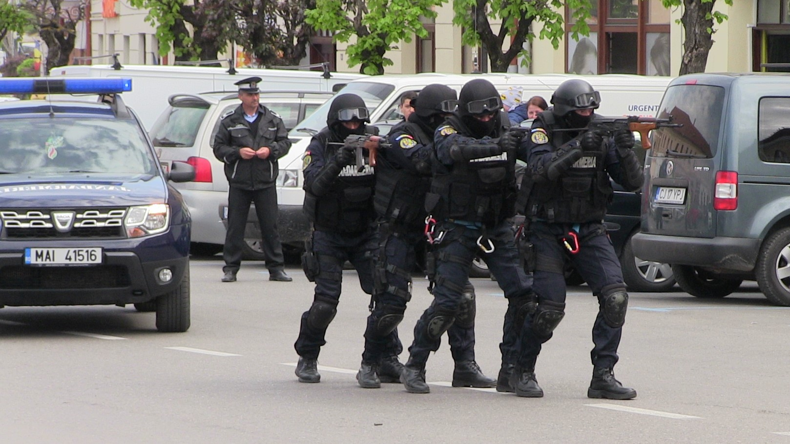 Tecucenii, distrați cu exerciții antitero de Ziua Jandarmeriei