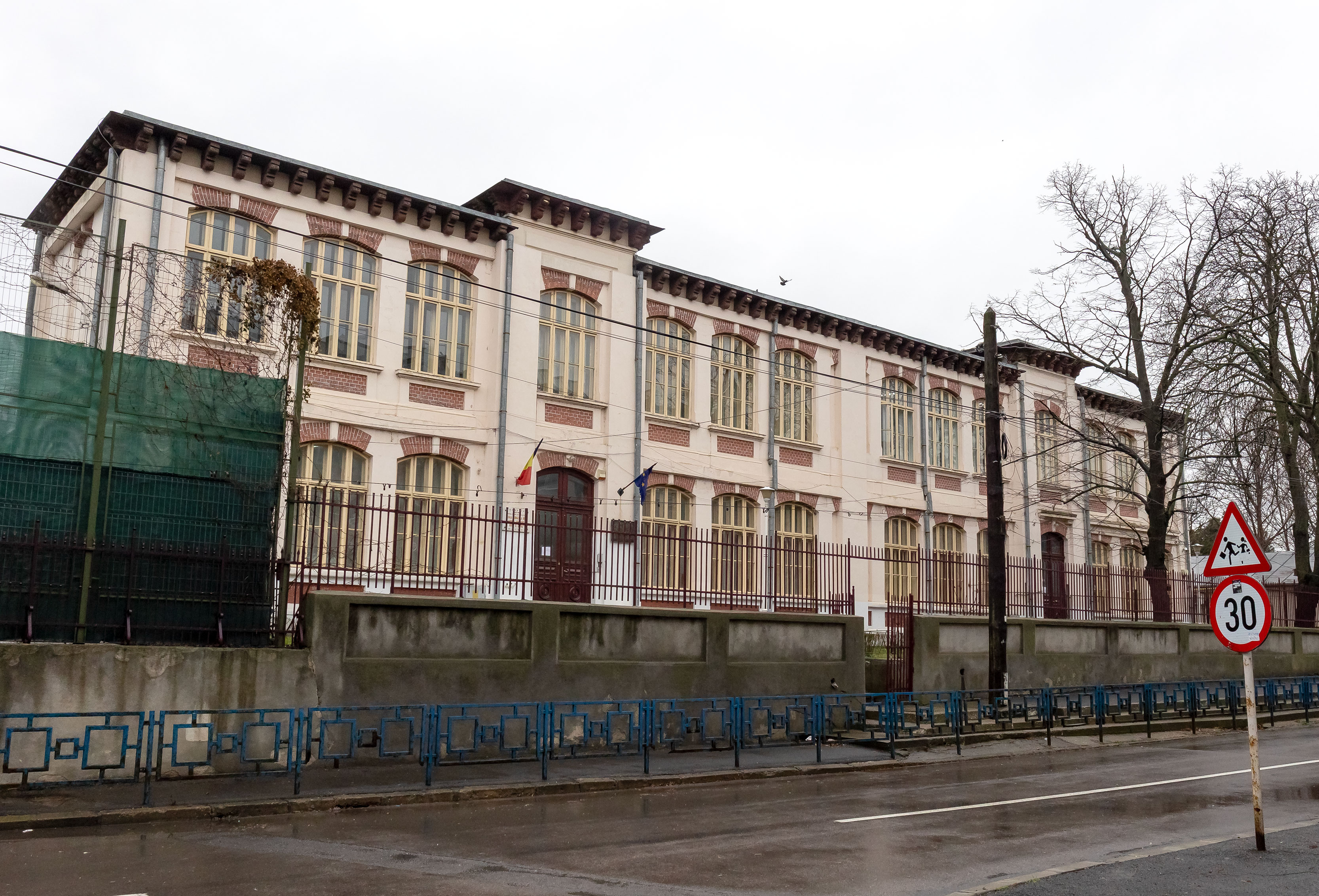 Ofertanți pentru modernizarea celei mai vechi școli publice din Galați