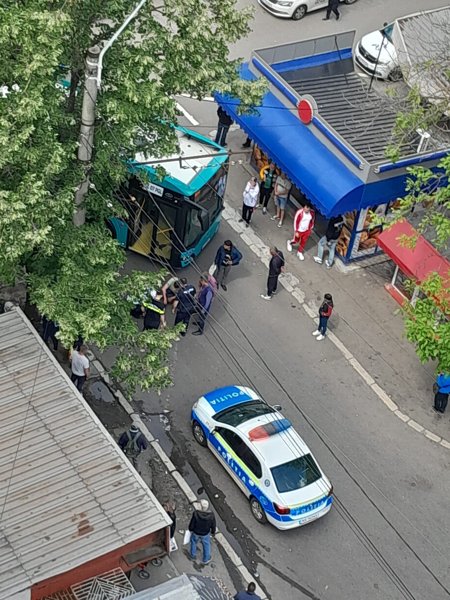 Un troleibuz a lovit o persoană la intrarea în stație