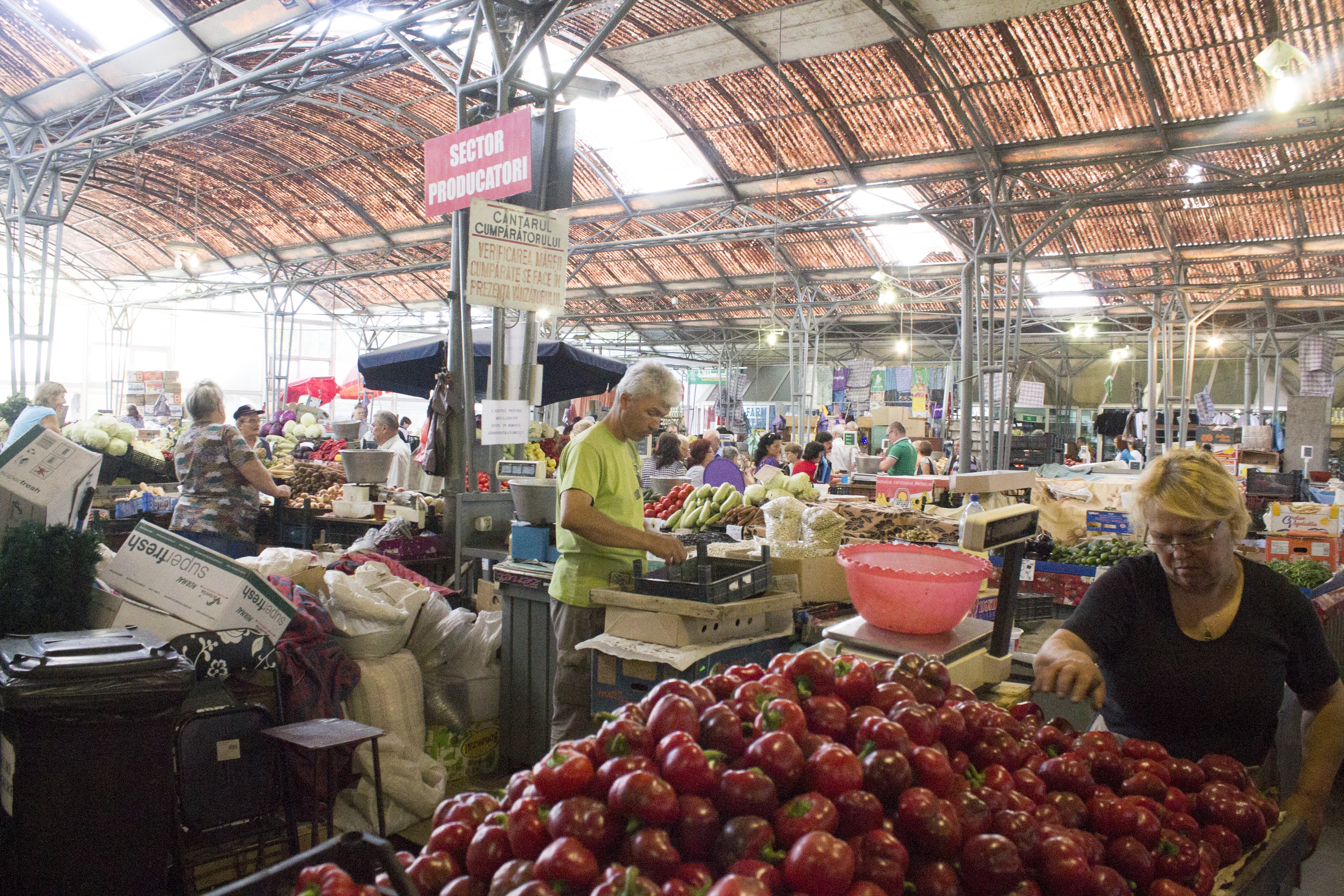 (FOTO) De ce sunt SCUMPE LEGUMELE în pieţele gălăţene/ Cumpărătorii, învinşii războiului dintre negustori şi fermieri