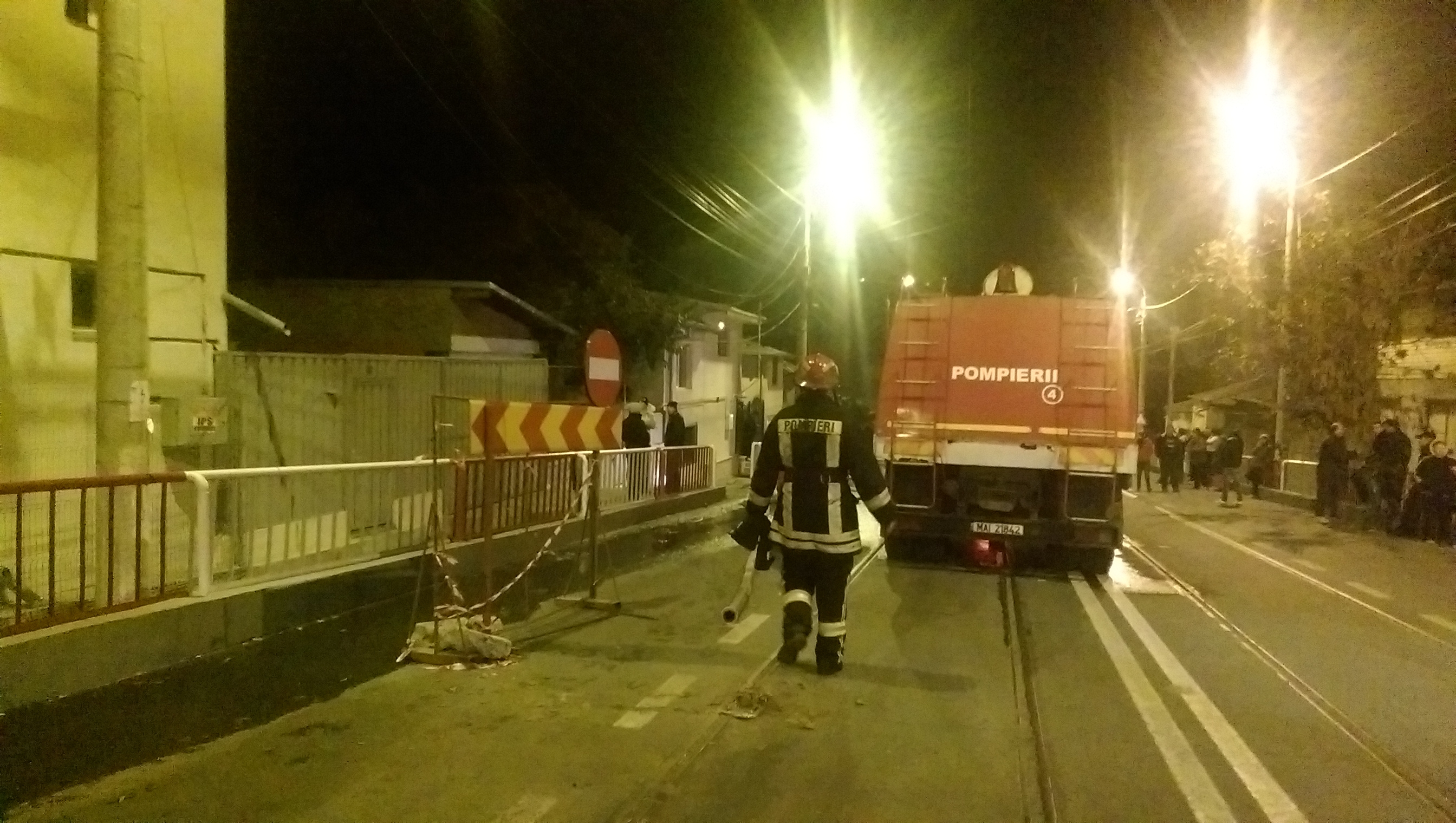 INCENDIU PUTERNIC pe strada Basarabiei. PATRU CASE au fost AFECTATE