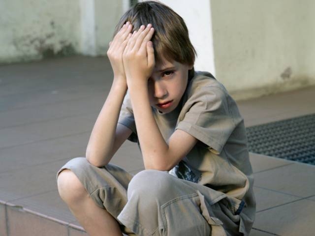 Patru COPII, cu vârste între unu şi patru ani, ABANDONAŢI ÎN STRADĂ în miez de noapte