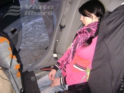 Nevastă moldoveancă pitită sub bancheta maşinii