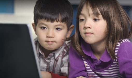 Cum îţi protejezi copilul de pornografia online