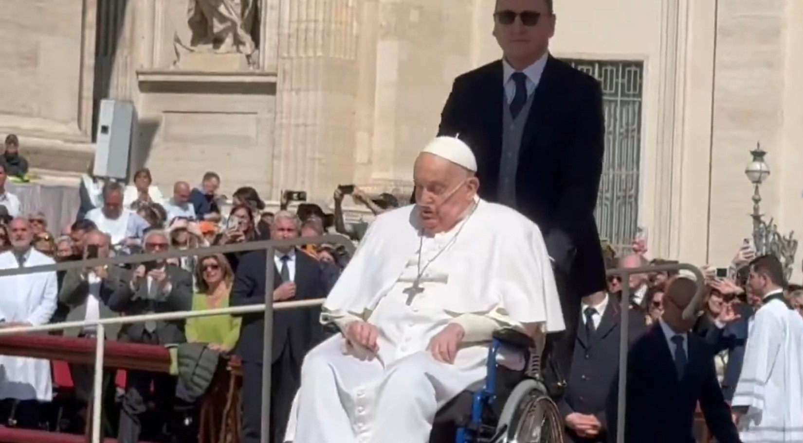 Papa Francisc, apariție-surpriză după externare