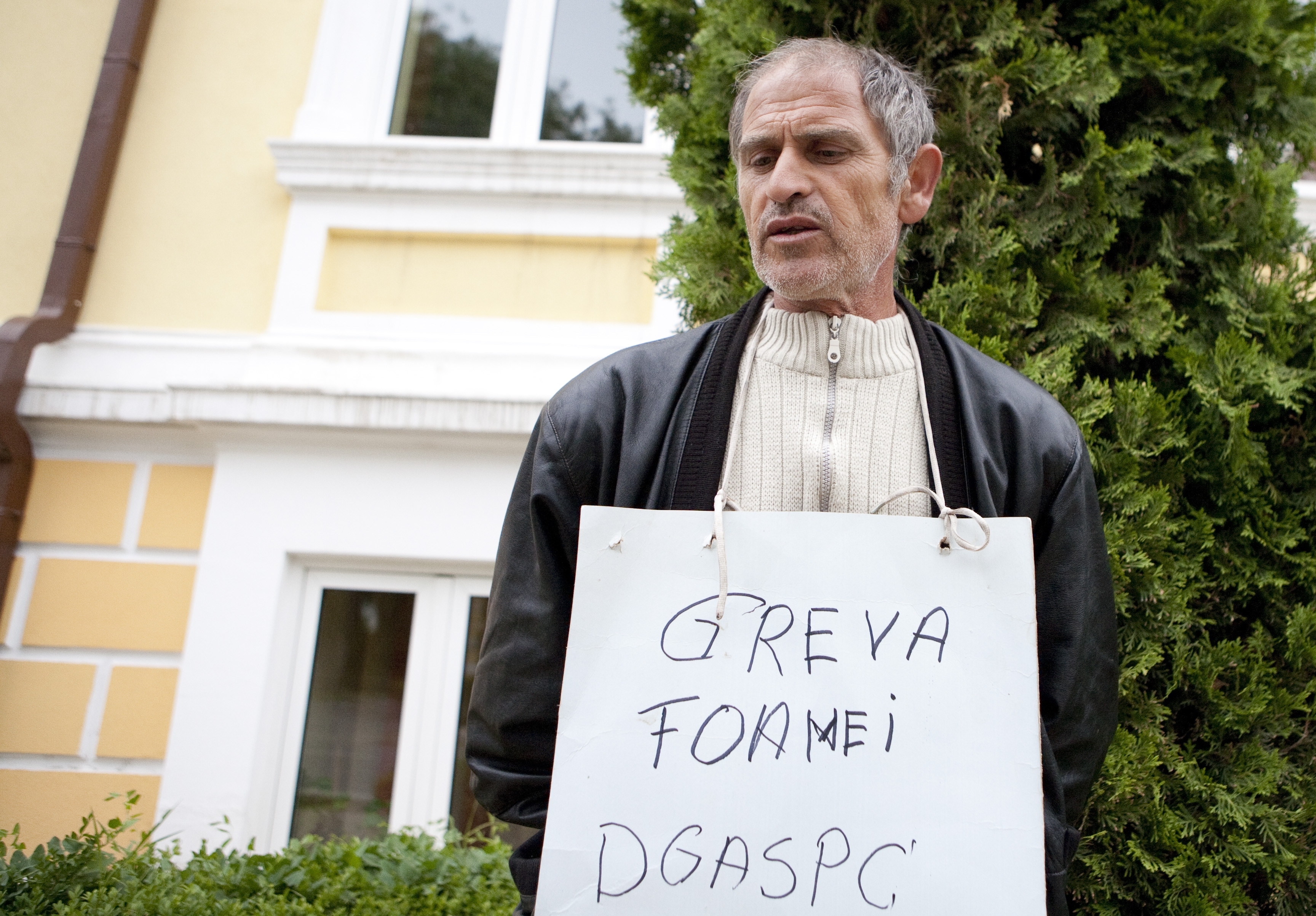 Un gălăţean face greva foamei pentru nepotul din Germania!