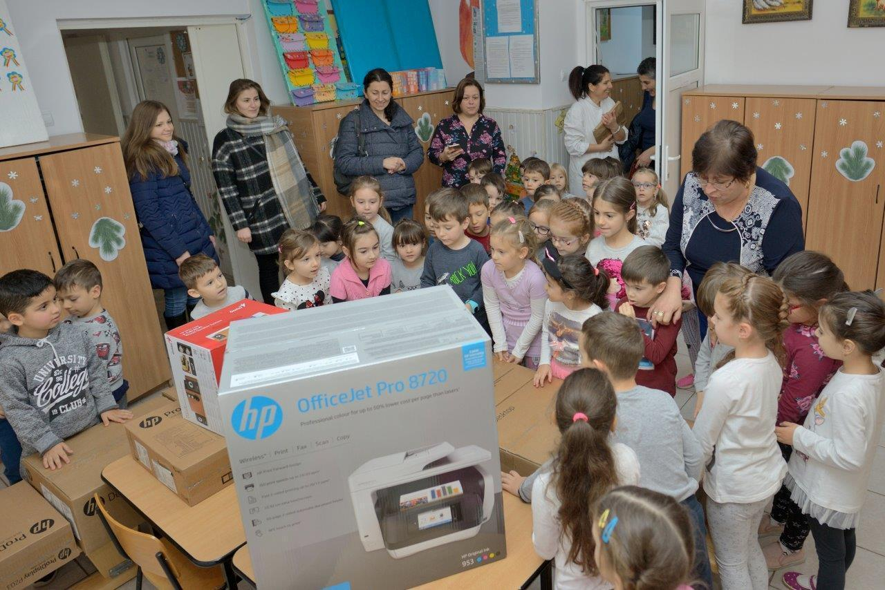 De la siderurgişti, daruri pentru grădiniţe