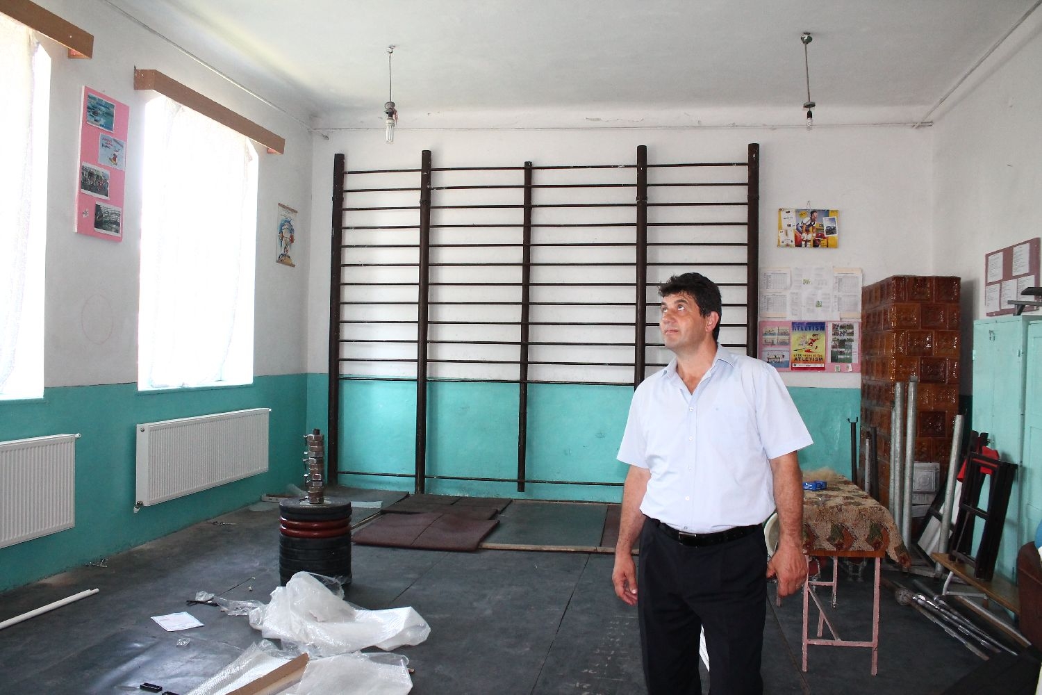 În satul lui Nicu Vlad, sportivii se antrenează într-o clasă