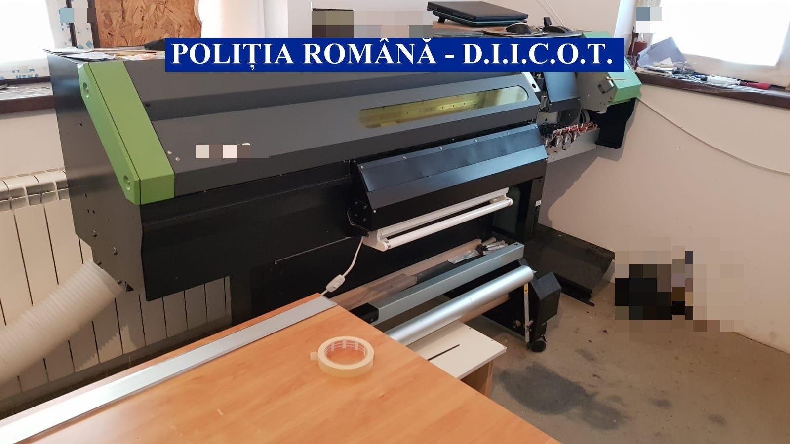 Cel mai mare falsificator de bancnote de plastic din lume, prins de polițiștii români