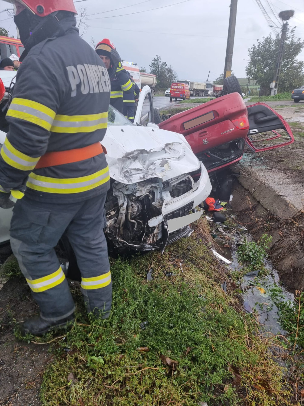 Grav accident rutier pe DN 25. Mai mulți răniți în urma unui derapaj în curbă (foto/video)