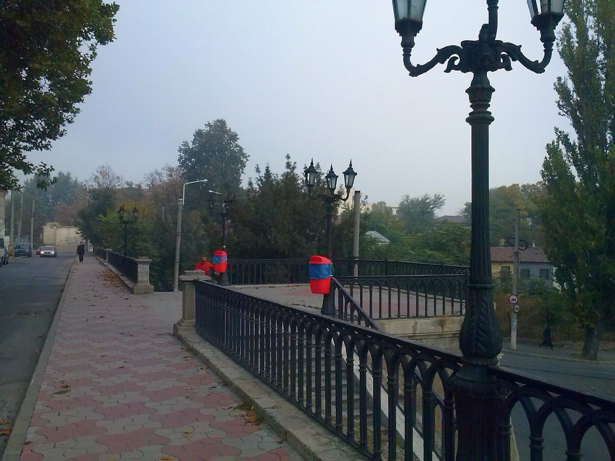 COŞURI DE GUNOI inestetice/ Nu e nevoie de milioane pentru a respecta atmosfera...