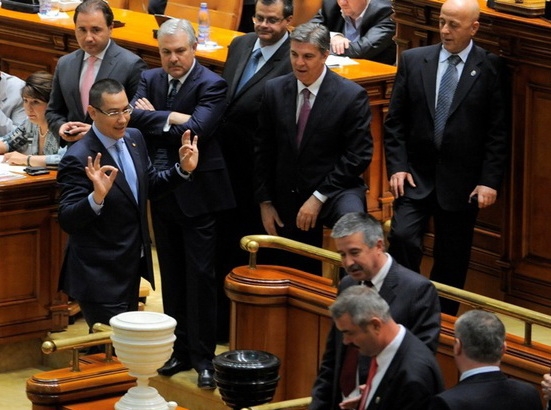 Cum a arătat şedinţa de învestire a guvernului Ponta III/ Huiduieli, jocuri pe tabletă şi Facebook (VIDEO)