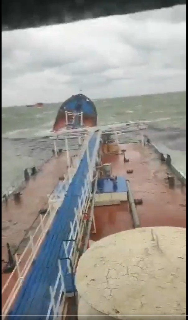 Două petroliere rusești, avariate în Marea Neagră